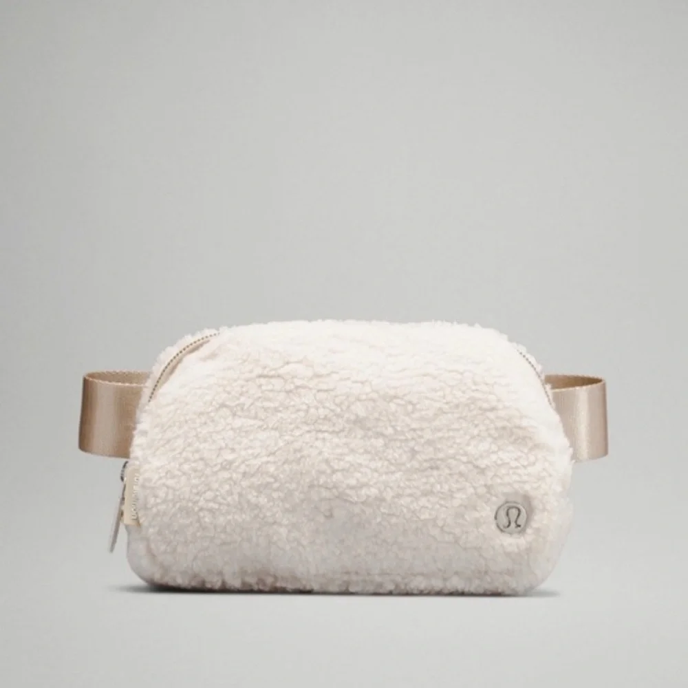 Lululemon Everywhere Belt Bag Fleece in Natural Ivory 1L